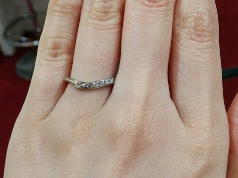 【アンジェリックフォセッテ(Angelique Fossette)の口コミ】 ダイヤが大きく、沢山ついています。
Vラインの指輪なので、指を長く見せ…