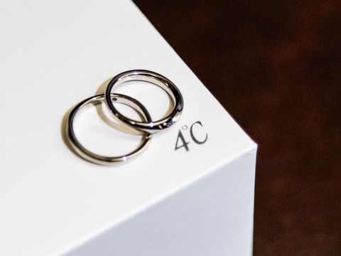 【4℃ BRIDAL(ヨンドシーブライダル)の口コミ】 シンプルなものを希望していました。斜めにつや消し加工が入っていて、シ…