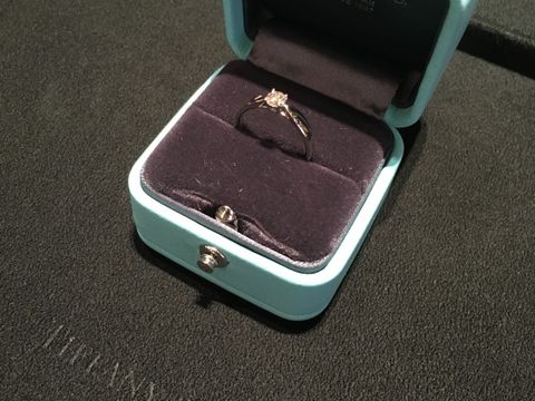 【ティファニー(Tiffany & Co.)の口コミ】 私がいつも細身の華奢な指輪しかしていないのですが、婚約指輪は少し太め…