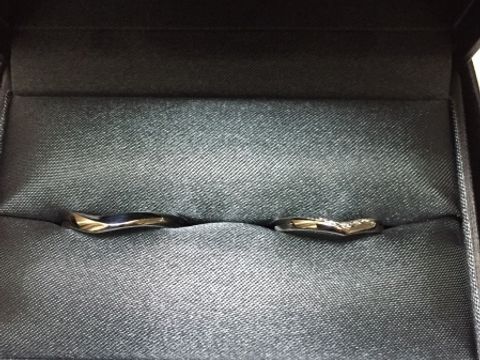 【ラザール ダイヤモンド(LAZARE DIAMOND)の口コミ】 女性用のものは、婚約指輪と重ね付けができるものを探していました。
それ…