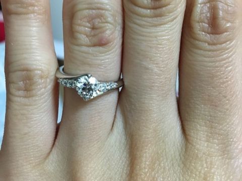 【エクセルコダイヤモンド(EXELCO DIAMOND)の口コミ】 店頭にあるデザインを参考に自分でデザインしました。
ダイアモンドを抑え…