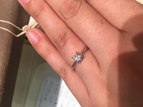 【１／ｆ エフブンノイチの口コミ】 シンプルですが個性的なデザインで、横からダイヤが可愛く見えます。
ダイ…