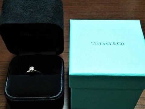 【ティファニー(Tiffany & Co.)の口コミ】 カルティエの婚約指輪に憧れていたのですが、
指にはめてみると高さがあり…