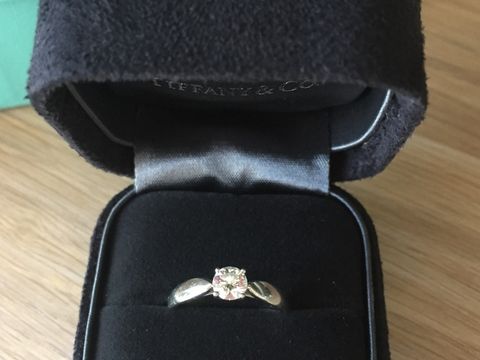 【ティファニー(Tiffany & Co.)の口コミ】 指が短く太めなので、華奢なリングがあまり似合わず、バンドが太めだった…