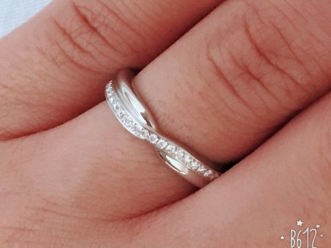 【ハリー・ウィンストン(Harry Winston)の口コミ】 他のブランドにはないデザインで、見た瞬間からこの指輪が良いと思ってい…