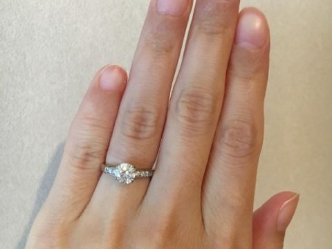 【ハリー・ウィンストン(Harry Winston)の口コミ】 婚約指輪ということでオーソドックスな一粒ダイヤをみて回りましたが、も…