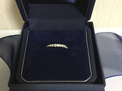 【銀座ダイヤモンドシライシの口コミ】 ストレートですがななめにダイヤモンドが半面敷き詰められていて
7色に輝…