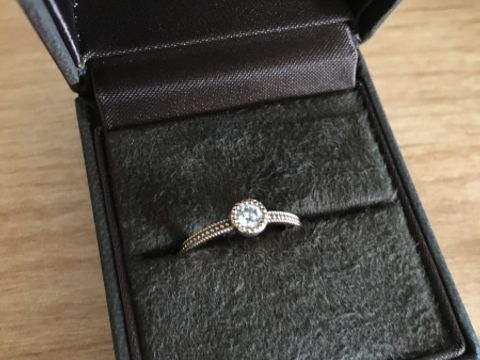 【CHER LUV(シェールラブ)の口コミ】  ダイヤモンドが大きな典型的な婚約指輪ではなくて少し変わったデザインの…