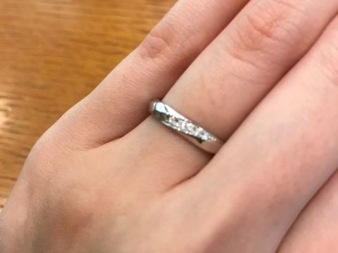 【アネリディギンザ(ANELLI DI GINZA)の口コミ】 プラチナで、ストレートでダイヤが斜めにあしらわれているのもを探してお…