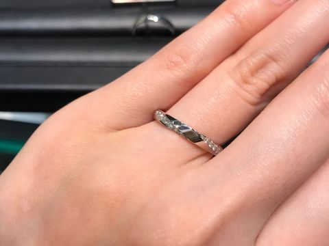 【ラザール ダイヤモンド(LAZARE DIAMOND)の口コミ】 変わったデザインで、ストレートなのにウェーブっぽいデザインが入ってお…