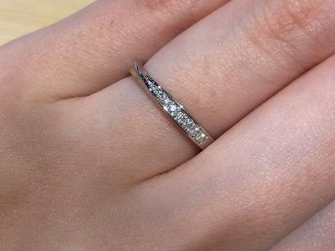 【ROYAL ASSCHER(ロイヤル・アッシャー)の口コミ】 ストレートのリングなのに、ゆるやかに斜めのウェーブのデザインが施され…