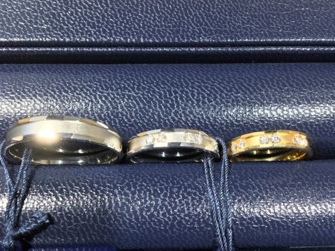 【ROYAL ASSCHER(ロイヤル・アッシャー)の口コミ】 女性のリングには6つのメレダイヤが施されていて、2個ずつ絶妙な距離感に…