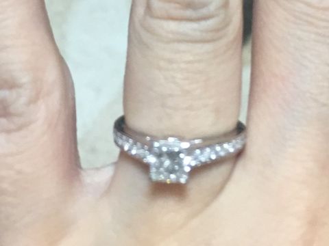 【グラフ(GRAFF)の口コミ】 一粒ダイヤの指輪でいかにもエンゲージリングというものではなく、出掛け…