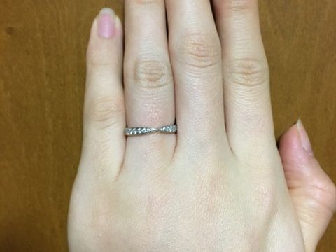 【ティファニー(Tiffany & Co.)の口コミ】 婚約指輪がティファニーのソレストだったので、同じブランドで重ね付けし…