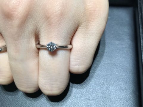 【ラザール ダイヤモンド(LAZARE DIAMOND)の口コミ】 一石が本当に綺麗に輝く指輪で、一目惚れでした。
サイドビューに埋め込ま…