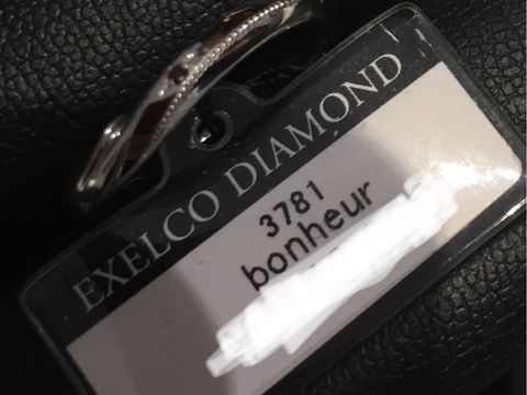 【エクセルコダイヤモンド(EXELCO DIAMOND)の口コミ】 こちらの男性用指輪は特徴的で、斜めのウェーブラインに手作業のミル打ち…