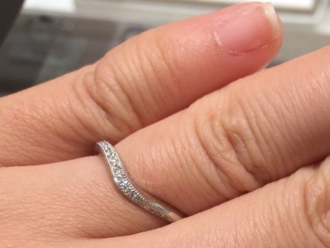 【アイプリモ(I-PRIMO)の口コミ】 地金はプラチナでV字タイプのハーフエタニティータイプの指輪です。割と最…