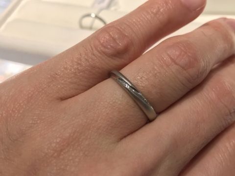 【festaria bijou SOPHIA(フェスタリア ビジュソフィア)の口コミ】 奥さんとペアで指輪をみにいきました。
こちらの指輪は、ストレートなデザ…