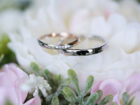 【俄(にわか)の口コミ】 シンプルで指や肌になじみ毎日つけて違和感がなく、でも指輪の側面に花び…