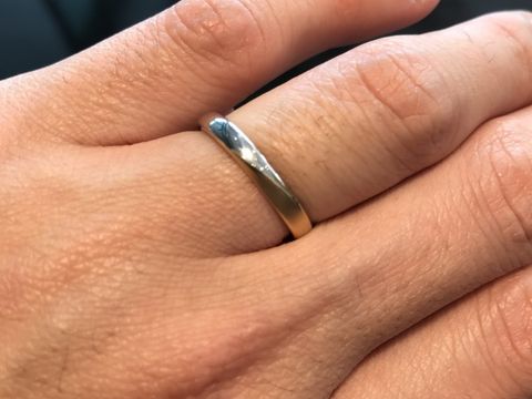 【ケイウノ ブライダル(K.UNO BRIDAL)の口コミ】 プラチナとゴールドが半分ずつ違っていて、ウェーブを効かせたラインにな…