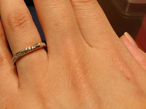【銀座ダイヤモンドシライシの口コミ】 きつすぎずゆるやかなVラインが短い自分の指にぴったりでした。ダイヤモン…