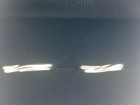 【銀座ダイヤモンドシライシの口コミ】 ウェーブのあるデザインが指にキレイにはえて、気に入っています。キラキ…