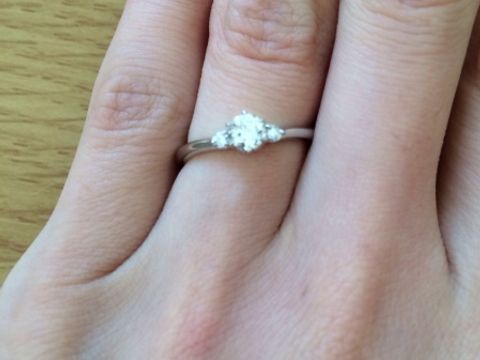 【銀座ダイヤモンドシライシの口コミ】 ダイヤの輝きで指が美しく見えるデザインだったからです。ダイヤも３つ付…