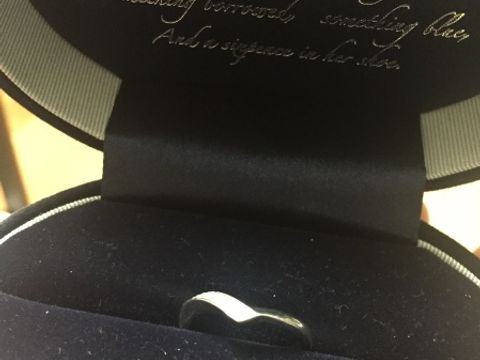 【Something Blue(サムシングブルー)の口コミ】 婚約指輪と一緒につけるのに合うものを探していました。この指輪はVの字に…