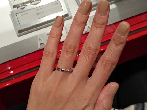 【AFFLUX(アフラックス)の口コミ】 流れるようなダイヤモンドのデザインが気に入りました。結婚指輪なので、…