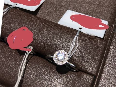 【アイプリモ(I-PRIMO)の口コミ】 存在感がすごくあり綺麗です。
大きいダイヤモンドの周りに小さいダイヤモ…