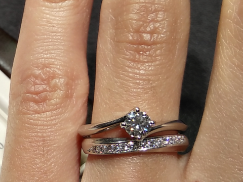 【俄(にわか)の口コミ】 シンプルで高級感のあるものが良かったので、大きなダイヤモンド一石の物…