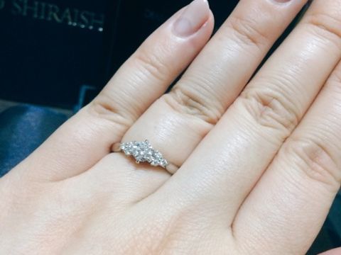 【銀座ダイヤモンドシライシの口コミ】 デザインとダイヤ大きさ＆輝きに心惹かれました。
両サイドに3つずつ小さ…