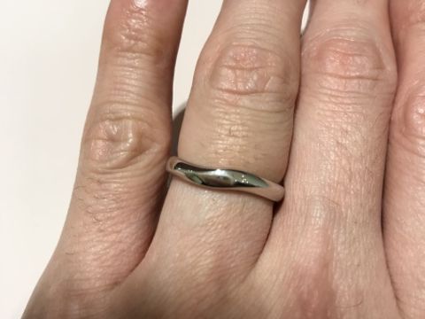 【TRECENTI(トレセンテ)の口コミ】 素材はプラチナで、とてもしっかりとした造りになっています。
幅は太めで…