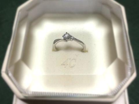 【4℃ BRIDAL(ヨンドシーブライダル)の口コミ】 当初は指輪の下見のつもりだったのですが、こちらのデザインに一目惚れし…