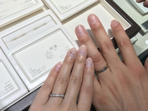 【銀座ダイヤモンドシライシの口コミ】 結婚指輪は、私はダイヤが並んでいるもの、彼はシンプルなもので探してい…