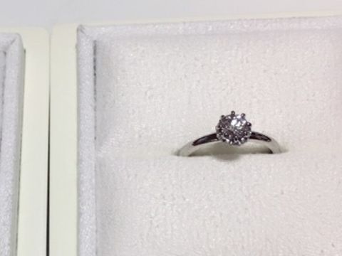 【LUCIE(ルシエ)の口コミ】 ダイヤを止める爪の数が通常より多く8本のため、丸くころんとした可愛いリ…