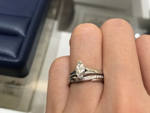 【銀座ダイヤモンドシライシの口コミ】 重ねづけがしたくてリングを選んでいましたが、私の指が5号なので、どこの…