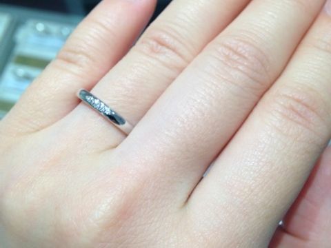 【アイプリモ(I-PRIMO)の口コミ】 ダイヤが真ん中に並んで入っており、シンプルだけど少しキラキラが欲しい…