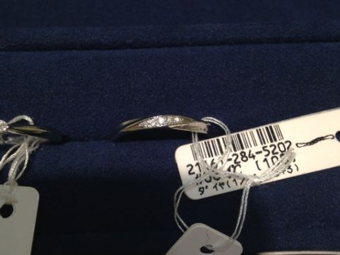 【4℃ BRIDAL(ヨンドシーブライダル)の口コミ】 シンプルでよくある雰囲気の指輪ですが、ウェーブの部分が美しかったです…