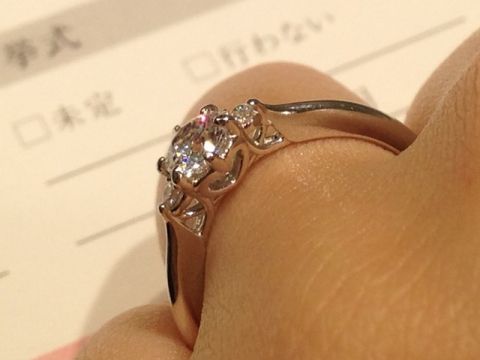 【アイプリモ(I-PRIMO)の口コミ】 上から見たとき、センターのダイヤに向かってリングが細くなっていくデザ…