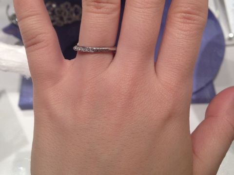 【銀座ダイヤモンドシライシの口コミ】 細身で、ダイヤモンドが少し入ったシンプルな指輪を探していました。こち…