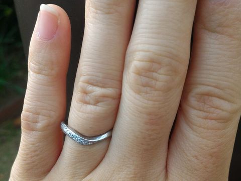 【アイプリモ(I-PRIMO)の口コミ】 短い指でも綺麗に見えるよう細めの指輪で、尚且つねじれたデザインになっ…