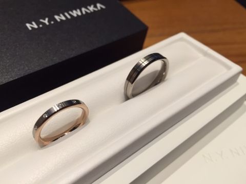 【N.Y.NIWAKA(ニューヨークニワカ)の口コミ】 スクエア型のフォルムと、表面はつや消し、内側と側面はツヤありの加工が…