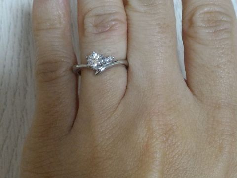 【アイプリモ(I-PRIMO)の口コミ】 Ｖ字のデザインなので、手が小さかったり指が短めな人にも合い、ダイヤも…