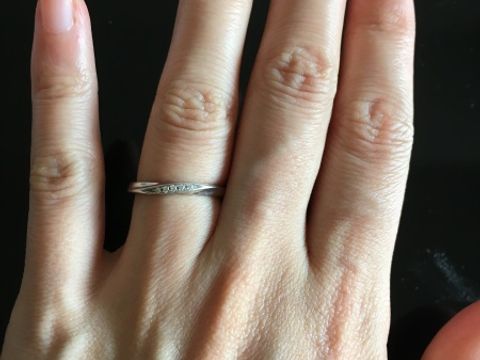 【4℃ BRIDAL(ヨンドシーブライダル)の口コミ】 婚約指輪と同じブランドがいいと思い、同じ店舗で商品を選びました。最初…