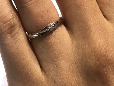 【STAR JEWELRY(スタージュエリー)の口コミ】 手を繋いでいるようなデザインがとても素敵でさらにダイヤが一つというデ…