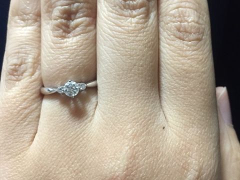 【TASAKI(タサキ)の口コミ】 元々、立て爪デザインは好きではなくて、
サイドストーン付きの指輪を探し…