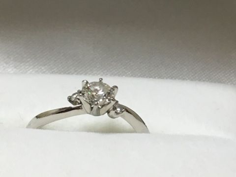 【ジュエリーソネットの口コミ】 台座のデザインとダイヤを自由に組み合わせることができました。
質や大き…