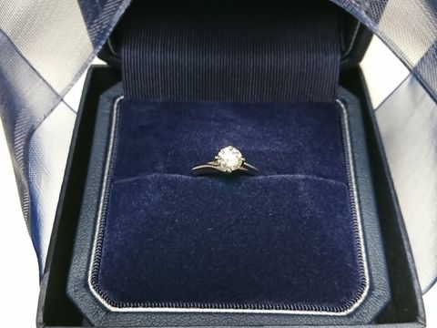 【銀座ダイヤモンドシライシの口コミ】 シンプルなものがいいね、と彼と話しており、ご提案いただいたのがこちら…