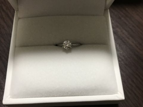 【Mr.MONDIAM & Ms.APHRODITE(ミスターモンディアムアンドミスアフロディーテ)の口コミ】 予算内でダイヤモンドの形や大きさ、輝きなど総合的に評価して決めました…